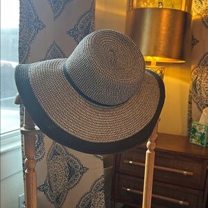 Elegant Black and Tan Women's Sun Hat